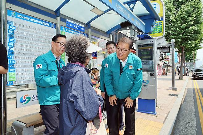 [창원=뉴시스] 강경국 기자 = 장금용 경남 창원시장 권한대행이 시내버스 파업 첫날인 28일 시내버스 승강장에서 전세버스 운행 상황을 점검하고 있다. (사진=창원시청 제공). 2025.05.28. photo@newsis.com *재판매 및 DB 금지