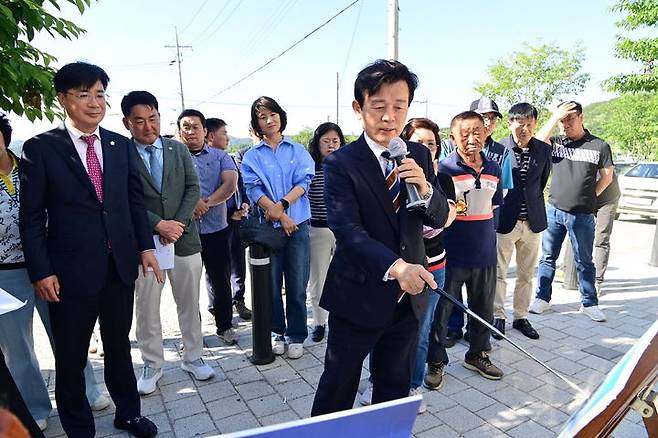 [진주=뉴시스]조규일 진주시장, 초전 장재교 보행로 설치공사 현장 점검.(사진=진주시 제공).2025.06.04.photo@newsis.com *재판매 및 DB 금지