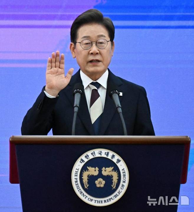 [서울=뉴시스] 국회사진기자단 = 이재명 대통령이 4일 서울 여의도 국회 로텐더홀에서 열린 제21대 대통령 취임선서에 선서하고 있다. 2025.06.04. photo@newsis.com