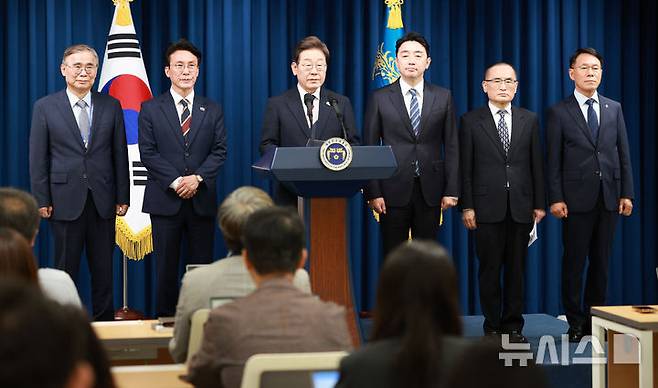 [서울=뉴시스] 고범준 기자 = 이재명 대통령이 4일 서울 용산 대통령실 청사에서 새 정부 첫 인사 발표를 하고 있다. 왼쪽부터 이종석 국정원장 후보자, 김민석 국무총리 후보자, 이 대통령, 강훈식 비서실장, 위성락 안보실장, 황인권 경호처장. 2025.06.04. bjko@newsis.com