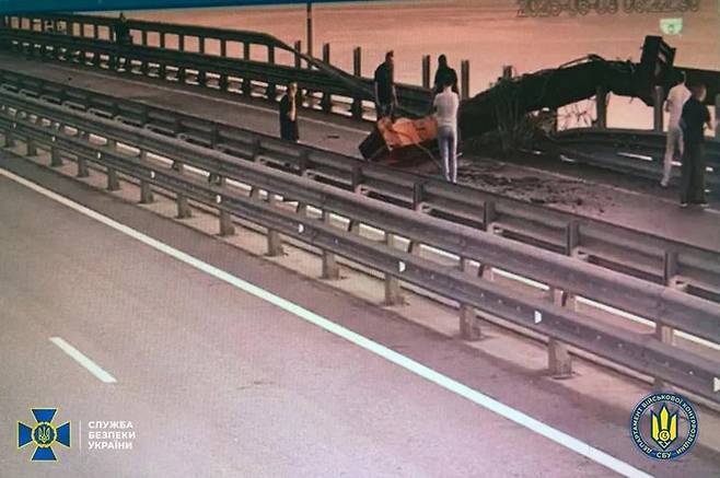 [뉴시스] 사진은 3일 우크라이나 보안국(SBU)이 공개한 파손된 크림대교 수중교각 사진 (사진=SBU 텔레그램) 2025.6.4  *재판매 및 DB 금지