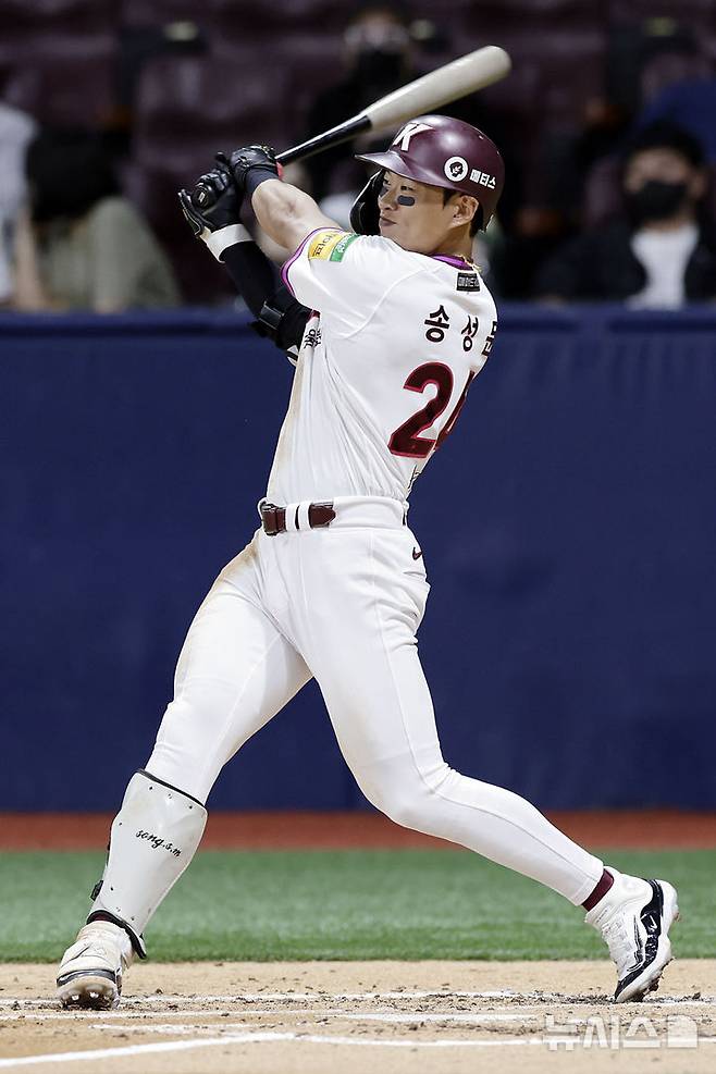 [서울=뉴시스] 최동준 기자 = 23일 서울 구로구 고척스카이돔에서 열린 2025 KBO리그 kt 위즈와 키움 히어로즈의 경기, 3회 2사 주자 없는 상황 키움 송성문이 안타를 치고 있다. 2025.05.23. photocdj@newsis.com