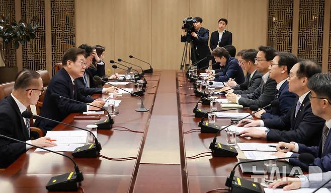 [서울=뉴시스] 최진석 기자 = 이재명 대통령이 4일 서울 용산 대통령실 청사에서 '비상경제점검 태스크포스(TF) 회의'를 주재하고 있다. (대통령실통신사진기자단) 2025.06.04. myjs@newsis.com