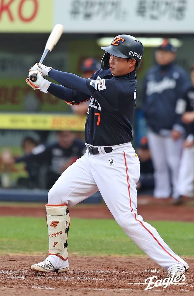 [서울=뉴시스] 프로야구 한화 이글스 이도윤이 지난 5일 대구삼성라이온즈파크에서 열린 2025 신한 쏠뱅크 KBO리그 삼성 라이온즈와의 경기에서 타격을 시도하고 있다. (사진=한화 이글스 제공) 2025.04..05. *재판매 및 DB 금지