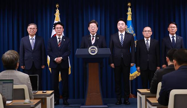 이재명 대통령이 4일 서울 용산 대통령실 청사에서 열린 새 정부 첫 인사 발표를 하고 있다. 연합뉴스