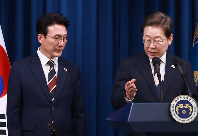 이재명 대통령이 4일 서울 용산 대통령실 청사에서 열린 새 정부 첫 인사 발표에서 김민석 국무총리 후보자를 소개하고 있다. 연합뉴스