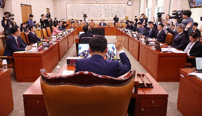 지난달 14일 서울 여의도 국회에서 열린 법원조직법·공직선거법·헌법재판소 등을 심사하는 법제사법위원회 전체회의에서 공직선거법 일부개정법률안을 거수 표결하고 있다. 연합뉴스