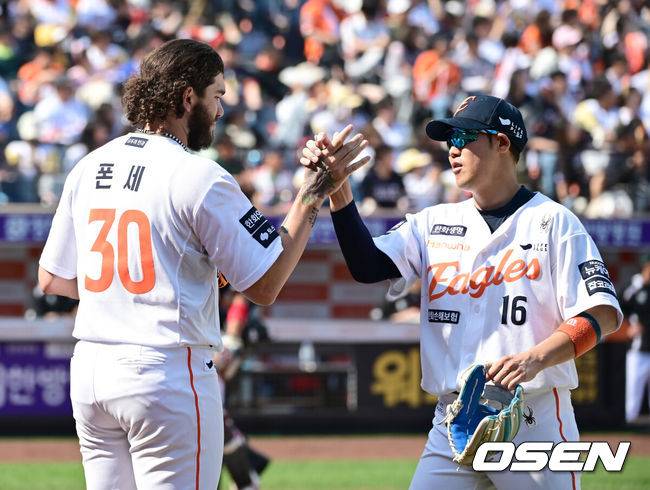 [OSEN=대전, 김성락 기자] 3일 오후 대전 한화생명볼파크에서 ‘2025 신한 SOL Bank KBO리그’ 한화 이글스와 KT 위즈의 경기가 열렸다.이날 홈팀 한화는 폰세, KT는 쿠에바스를 선발로 내세웠다.6회초 종료 후 한화 폰세, 하주석이 하이파이브를 하고 있다. 2025.06.03 / ksl0919@osen.co.kr