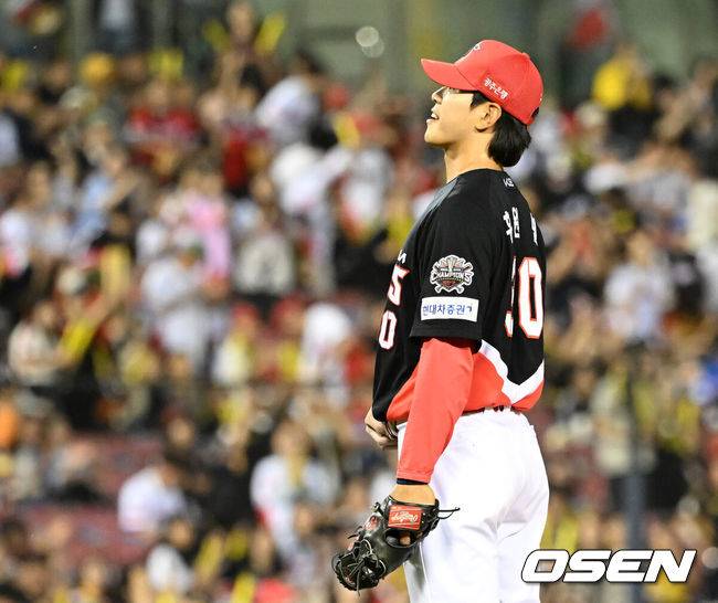 [OSEN=잠실, 이대선 기자] KIA가 이승엽 감독이 자진 사퇴한 두산을 제물로 5할 승률 복귀에 성공했다.&nbsp;프로야구 KIA 타이거즈는 3일 서울 잠실구장에서 열린 2025 신한 SOL뱅크 KBO리그 두산 베어스와의 시즌 7차전에서 11-3으로 승리했다.경기 종료 후 KIA 홍원빈이 미소를 짓고 있다. 2025.06.03 /sunday@osen.co.kr