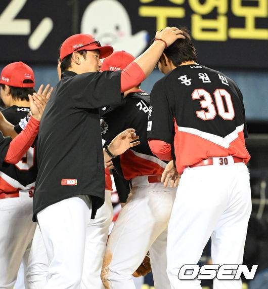 [OSEN=잠실, 이대선 기자] KIA가 이승엽 감독이 자진 사퇴한 두산을 제물로 5할 승률 복귀에 성공했다.&nbsp;프로야구 KIA 타이거즈는 3일 서울 잠실구장에서 열린 2025 신한 SOL뱅크 KBO리그 두산 베어스와의 시즌 7차전에서 11-3으로 승리했다.경기 종료 후 KIA 손승락 코치가 홍원빈과 승리의 기쁨을 나누고 있다. 2025.06.03