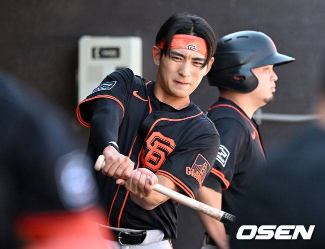 [OSEN=피오리아(미국), 이대선 기자] 28일(한국시간) 미국 애리조나주 스코츠데일 스타디움에서 2025 메이저리그 시범경기 시애틀 매리너스와 샌프란시스코 자이언츠의 경기가 열렸다.8개월 가량 재활을 마친 샌프란시스코 자이언츠 이정후는 이제 메이저리그 데뷔 2년차 시즌을 준비한다. 1회초 샌프란시스코 자이언츠 이정후가 더그아웃에서 스윙을 하고 있다. 2025.02.28 / sunday@osen.co.kr