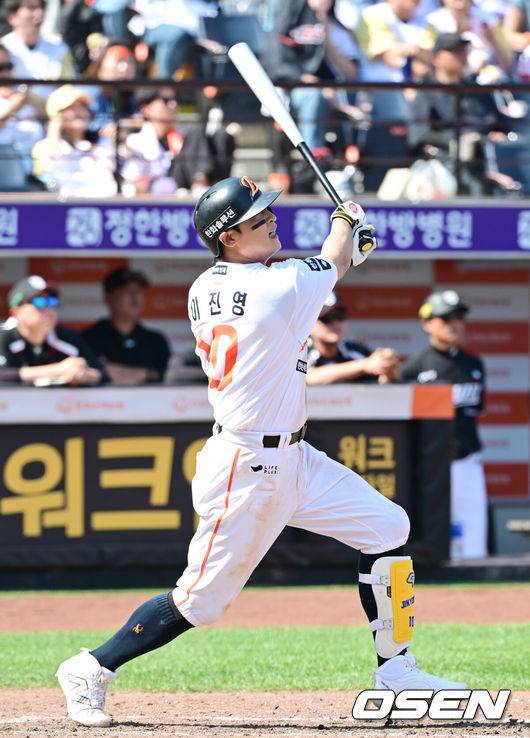 [OSEN=대전, 김성락 기자] 3일 오후 대전 한화생명볼파크에서 ‘2025 신한 SOL Bank KBO리그’ 한화 이글스와 KT 위즈의 경기가 열렸다.이날 홈팀 한화는 폰세, KT는 쿠에바스를 선발로 내세웠다.5회말 무사 1루 한화 이진영이 2점 홈런을 날리고 있다. 2025.06.03 / ksl0919@osen.co.kr