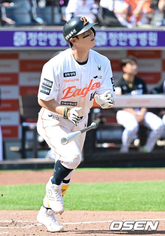 [OSEN=대전, 김성락 기자] 3일 오후 대전 한화생명볼파크에서 ‘2025 신한 SOL Bank KBO리그’ 한화 이글스와 KT 위즈의 경기가 열렸다.이날 홈팀 한화는 폰세, KT는 쿠에바스를 선발로 내세웠다.5회말 무사 1루 한화 이진영이 2점 홈런을 날리고 있다. 2025.06.03 / ksl0919@osen.co.kr