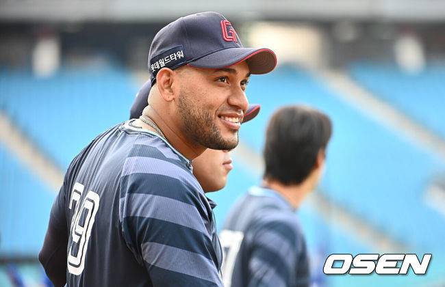 [OSEN=대구, 이석우 기자] 27일 대구삼성라이온즈파크에서 2025 신한 SOL 뱅크 KBO 리그 삼성 라이온즈와 롯데 자이언츠의 경기가 열렸다. 홈팀 삼성은 후라도가, 방문팀 롯데는 감보아가 선발 출전했다. 롯데 자이언츠 레이예스가 훈련을 하고 있다. 2025.05.27 / foto0307@osen.co.kr