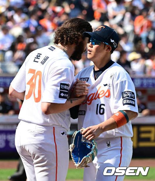 [OSEN=대전, 김성락 기자]&nbsp;6회초 종료 후 한화 폰세, 하주석이 하이파이브를 하고 있다. 2025.06.03 / ksl0919@osen.co.kr