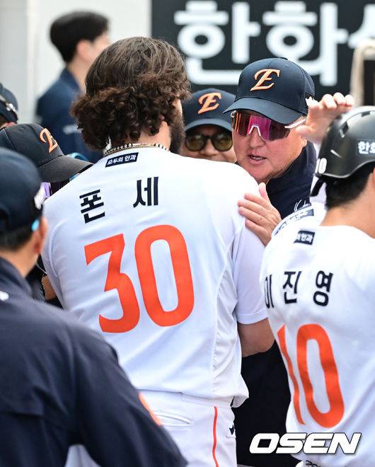 [OSEN=대전, 김성락 기자] 6회초 종료 후 한화 김경문 감독, 폰세가 더그아웃에서 이야기를 나누고 있다. 2025.06.03 / ksl0919@osen.co.kr