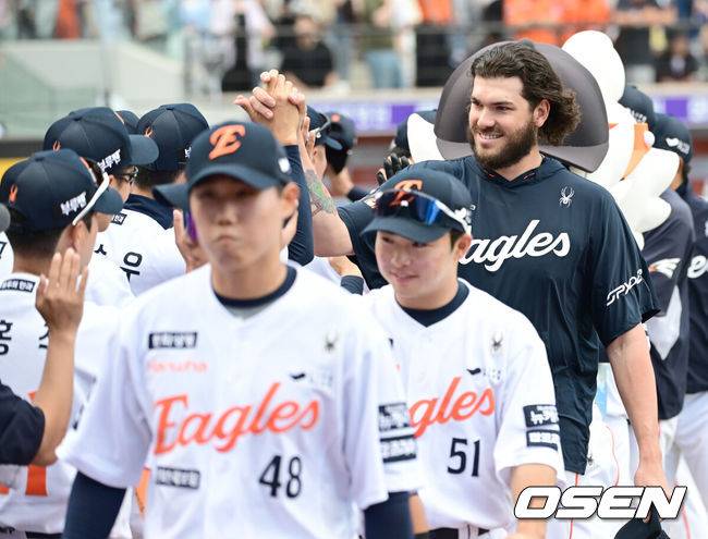 [OSEN=대전, 김성락 기자] 프로야구 한화 이글스가 에이스 코디 폰세의 호투와 타선 폭발에 힘입어 대승을 거뒀다.&nbsp;한화는 3일 대전 한화생명볼파크에서 열린 2025 신한 SOL Bank KBO리그 KT 위즈와의 홈경기를 10-1로 승리했다.&nbsp;승리가 확정된 순간 한화 폰세가 동료 선수들과 기쁨을 나누고 있다. 2025.06.03 / ksl0919@osen.co.kr