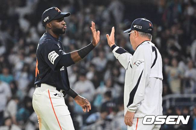 [OSEN=이석우 기자] 한화 플로리얼이 김경문 감독과 기쁨을 나누고 있다. 2025.05.30 / foto0307@osen.co.kr