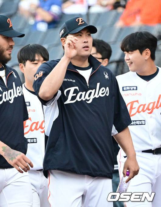 [OSEN=대전, 김성락 기자] 4일 오후 대전 한화생명볼파크에서 ‘2025 신한 SOL Bank KBO리그’ 한화 이글스와 KT 위즈의 경기가 열렸다.이날 홈팀 한화는 와이스, KT는 오원석을 선발로 내세웠다.경기 시작에 앞서 한화 류현진이 관중석을 향해 포즈를 취하고 있다. 2025.06.04 / ksl0919@osen.co.kr