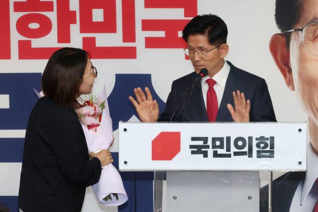 ▲국민의힘 김문수 대선 후보가 4일 서울 여의도 당사에서 기자회견을 마친뒤 관계자가 전달하는 꽃다발을 받지 않고 있다. ⓒ연합뉴스