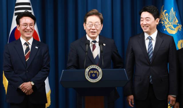 ▲이재명 대통령이 4일 서울 용산 대통령실 청사에서 국무총리 후보자로 김민석 의원(왼쪽), 대통령비서실장으로 강훈식 의원 등 첫 인선을 발표하고 있다. ⓒ연합뉴스