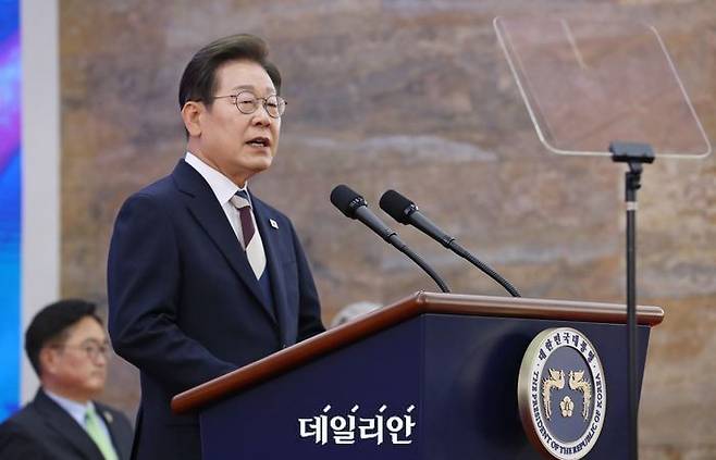 이재명 대통령이 4일 서울 여의도 국회 로텐더홀에서 열린 제21대 대통령 취임 선서식에 참석해 취임사 하고 있다.ⓒ뉴시스