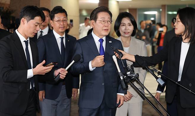 이재명 대통령 당선인이&nbsp;3일 밤 당선이 확실시된 가운데 인천 계양구 자택에서 나와 소감을 밝히고 있다. 뉴스1