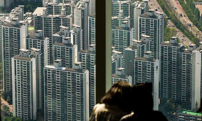 서울 송파구 롯데월드타워 전망대 서울스카이에서 도심 아파트가 보이고 있다. 뉴시스