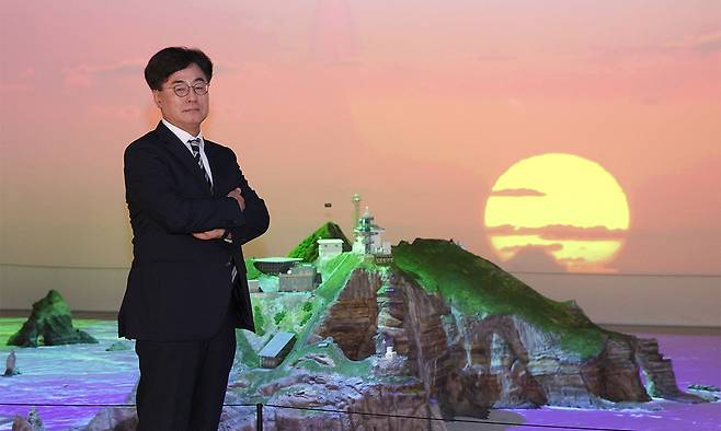 동북아역사재단 도시환 독도체험관장(독도실장 겸임)이 서울 영등포구 타임스스퀘어 지하 2층 독도체험관에 전시된 100분의 1 독도 모형 앞에서 포즈를 취하고 있다.&nbsp;남정탁 기자
