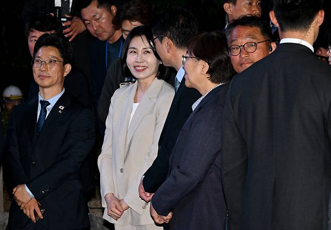 김혜경 여사가 4일 오전 서울 여의도 국회 앞에서 열린 국민 개표방송 행사에서 미소를 짓고 있다. 공동취재