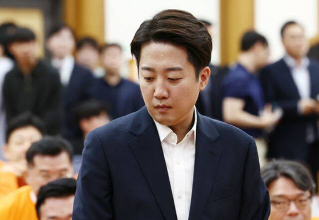 개혁신당 이준석 의원이 지난 3일&nbsp;국회 의원회관에 마련된 제21대 대통령선거 개표상황실에 들어서고 있다. 뉴스1