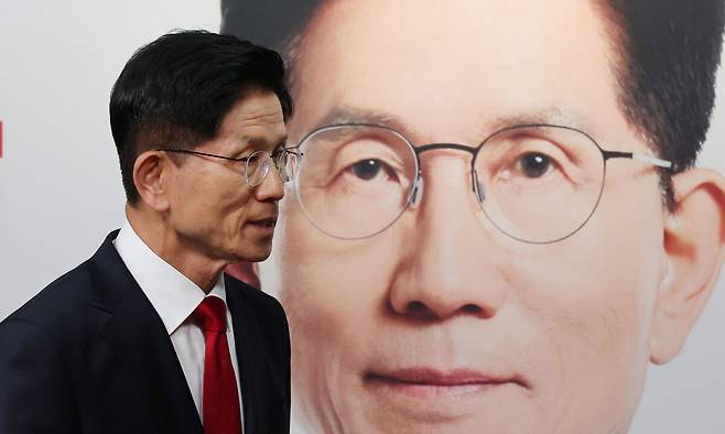 김문수 국민의힘 대통령 후보가 4일 오전 서울 여의도 중앙당사에서 제21대 대통령선거 결과에 대한 승복 입장을 밝히며 기자회견을 한 뒤 퇴장하고 있다. 뉴스1