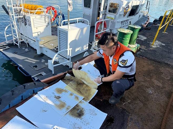 유출 기름 수거 중인 해경. 포항해양경찰서 제공