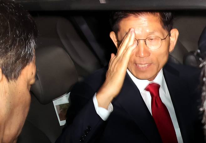 국민의힘 김문수 전 대선 후보가 4일 오전 서울 여의도 당사에서 제21대 대통령선거 결과 승복 기자회견을 마친 뒤 차에 올라 인사하고 있다. 뉴스1(공동취재)