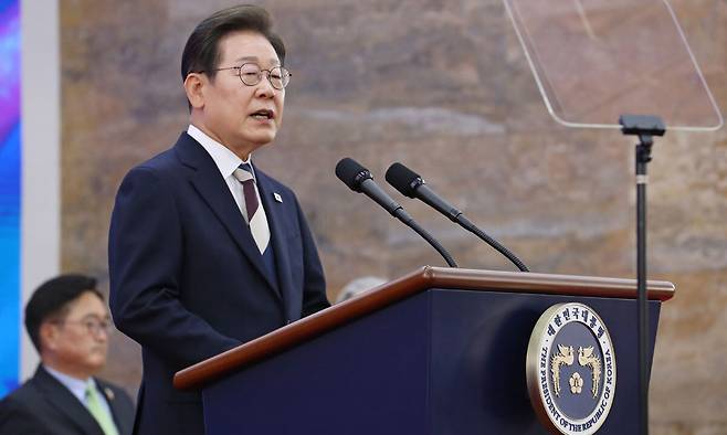 이재명 대통령이 4일 서울 여의도 국회 로텐더홀에서 열린 제21대 대통령 취임 선서식에 참석해 취임사 하고 있다. 뉴시스