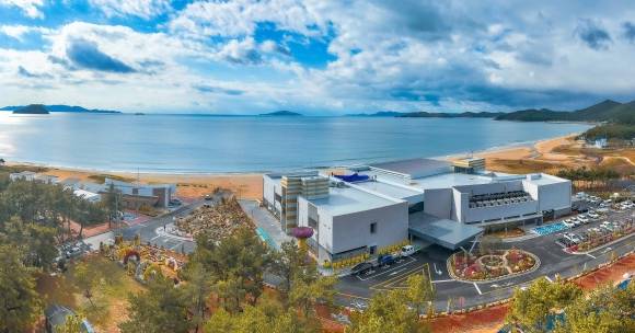 해수와 해조류, 머드 등 전남 완도의 해양자원을 활용해 치유하는 완도해양치유센터. 올해를 ‘완도 방문의 해’로 선포한 완도군은 다양한 치유관광산업을 활성화해 천만 관광객 시대를 열어 갈 계획이다. 완도군 제공