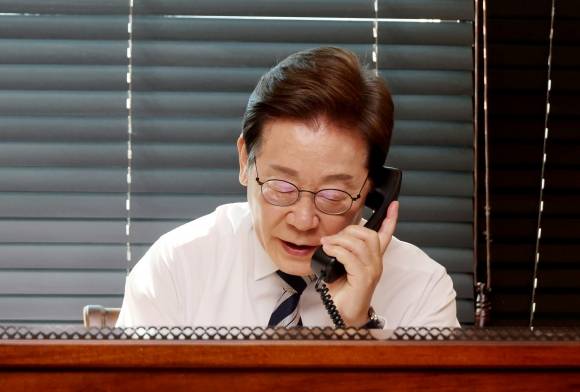 합참의장 군 통수권 이양 보고 받는 이재명 대통령 - 이재명 대통령이 4일 인천 계양구 사저에서 김명수 합참의장과 통화하며 군 통수권 이양 보고를 받고 있다. 2025.6.4 연합뉴스