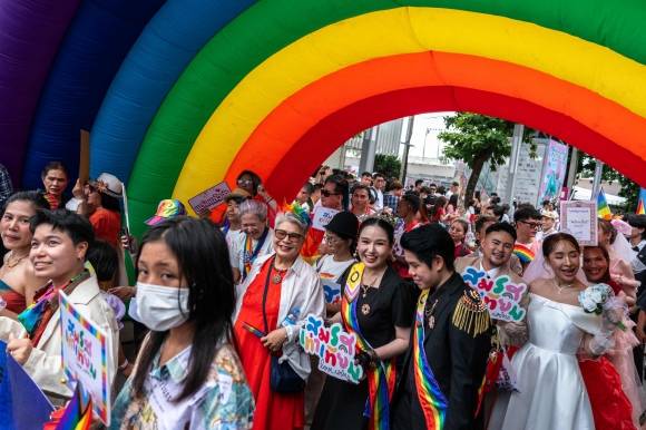 태국 방콕에서 성소수자 커뮤니티의 프라이드의 달을 기념하기 위해 매년 열리는 프라이드 퍼레이드에 참여한 참가자들. 2025.6.1 AFP 연합뉴스