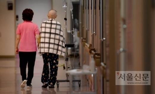 간병인과 투병 중인 환자(기사와 직접적인 관련 없음). 서울신문DB