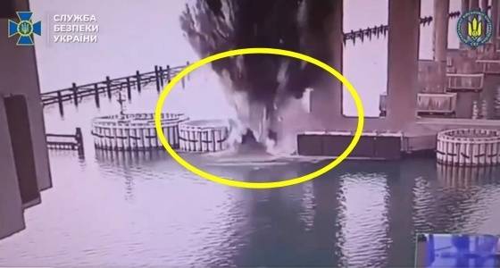 우크라이나 보안국이 3일 크림대교를 수중 폭파하는 영상을 공개했다. 우크라이나 보안국 제공