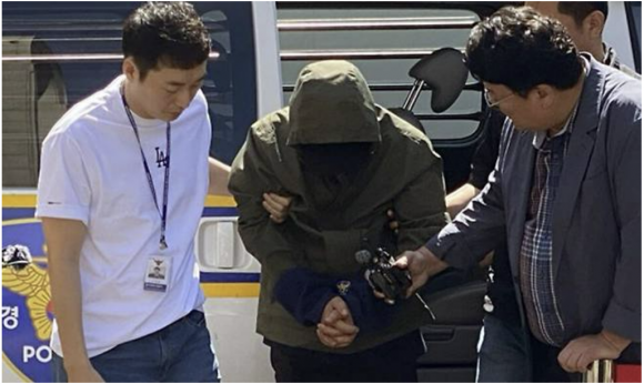 아내와 두 아들 등 일가족 3명을 진도항 바다에 빠뜨려 살해한 40대 가장이 4일 영장실질심사를 받기 위해 광주지법에 들어서고 있다. (연합뉴스 제공)