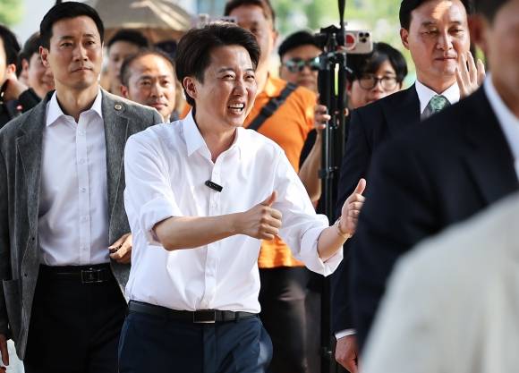 개혁신당 이준석 대선 후보가 1일 경기도 화성시 동탄호수공원에서 시민들에게 인사하고 있다. 2025.6.1. 연합뉴스