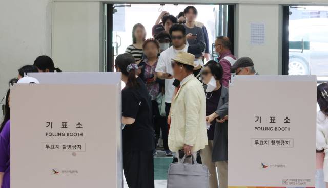 제21대 대통령선거일인 3일 서울 강남구 언주중학교에 마련된 삼성2동 제3투표소를 찾은 유권자들이 한표를 행사하고 있다. 성형주 기자