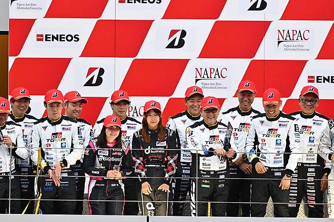 포디엄에 오른 TGRR의 모든 선수들과 모리조. 사진: 김학수 기자