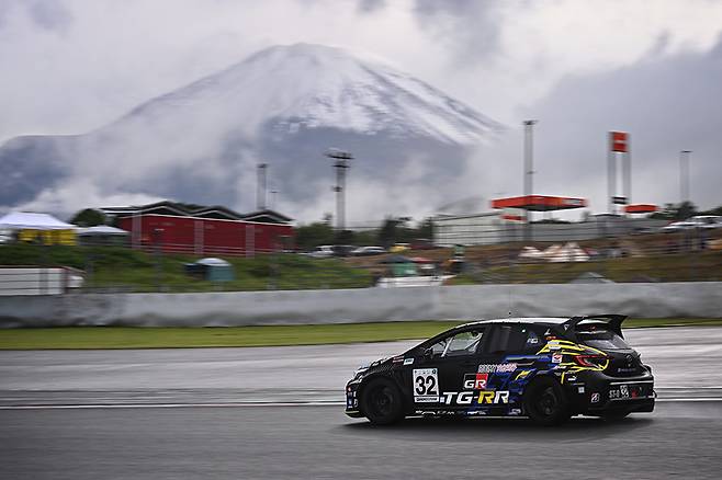 주행 중인 GR 코롤라 H2 컨셉과 후지산. 사진: 김학수 기자