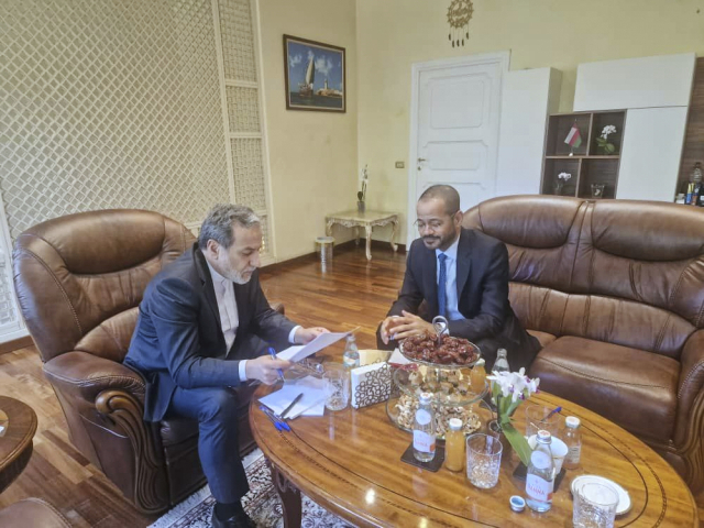 압바스 아락치(왼쪽) 이란 외무장관이 지난달 23일 이탈리아 로마에서 열린 5차 미국과의 회담 기간 사이드 바드르 알부사이디 오만 외무장관과 만나 서류를 읽고 있다. AP 연합뉴스