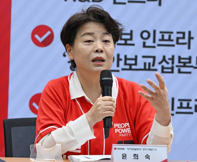 윤희숙 국민의힘 정책총괄본부 공약개발단장 겸 여의도연구원장이 지난달 18일 서울 여의도 중앙당사에서 열린 김문수 대선 후보 경제 공약 발표 후 취재진의 질문에 답변하고 있다. 연합뉴스