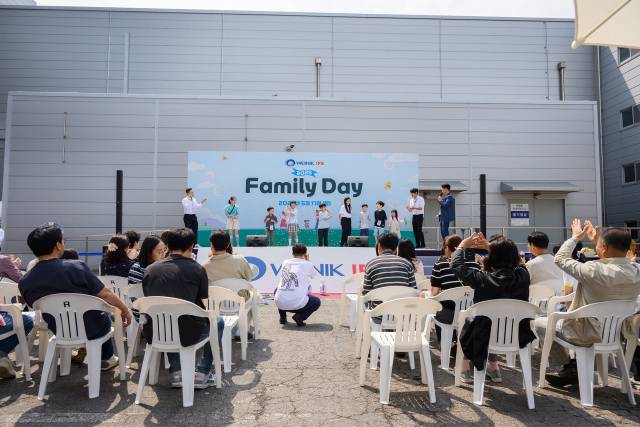 원익IPS 임직원 가족들이 지난달 17일 평택 본사에서 ‘패밀리 행사’에 참여하고 있다. 사진제공=원익IPS