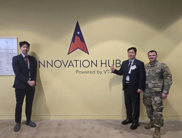 필자(오른쪽 두번째)가 방문한 미국 콜로라도 스프링스에 위치한 미 우주시스템 사령부 소속의 "이노베이션 허브 VT-ARC’는 미 우주군 사업에 우방국 우주업체의 참여도 유도하고 있다.
