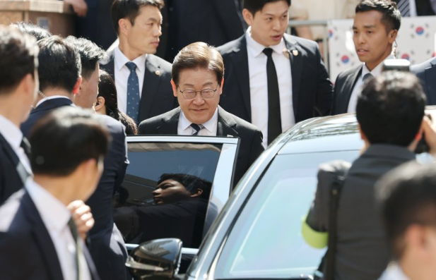 이재명 대통령이 4일 오전 인천 계양구 자택에서 국립서울현충원으로 향하는 차량에 탑승하고 있다. 뉴스1